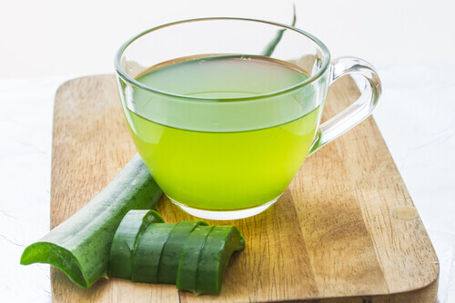 Aloe vera -juoma auttaa närästykseen.