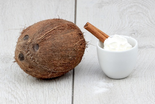 머리카락의 성장을 촉진하는 코코넛, 민트, 계피 치료제