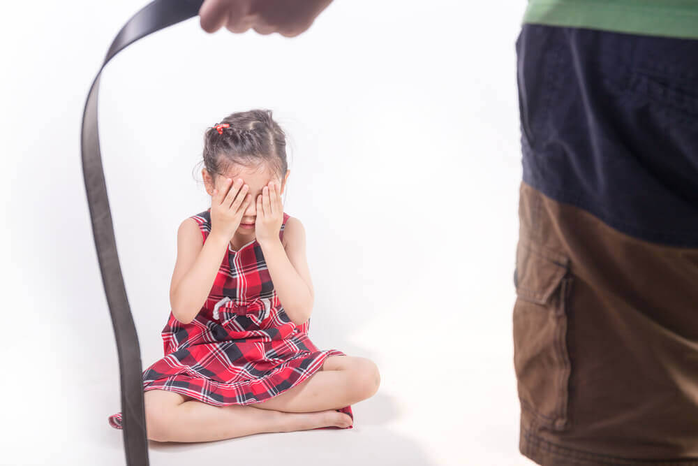 Отец наказал дочь за плохие оценки