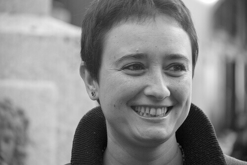 Kvinde smiler for at opnå sundhed og lykke