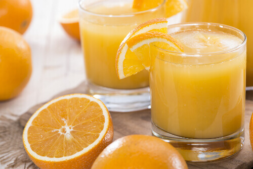 Orange juice and organe slices