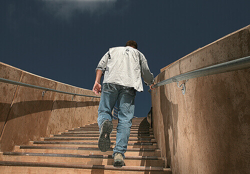 Mand går op ad trapper