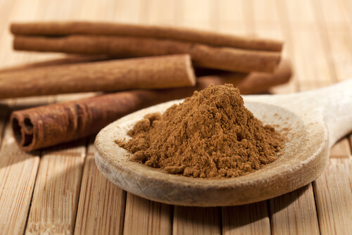 Cinnamon sticks and ground cinnamon