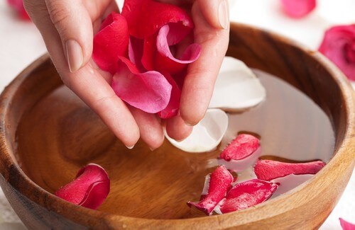 The Amazing Benefits of Rose Water