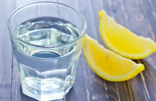 Dealing with knee pain using lemon