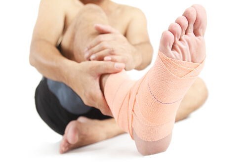 causes of swollen ankles and feet: injuries