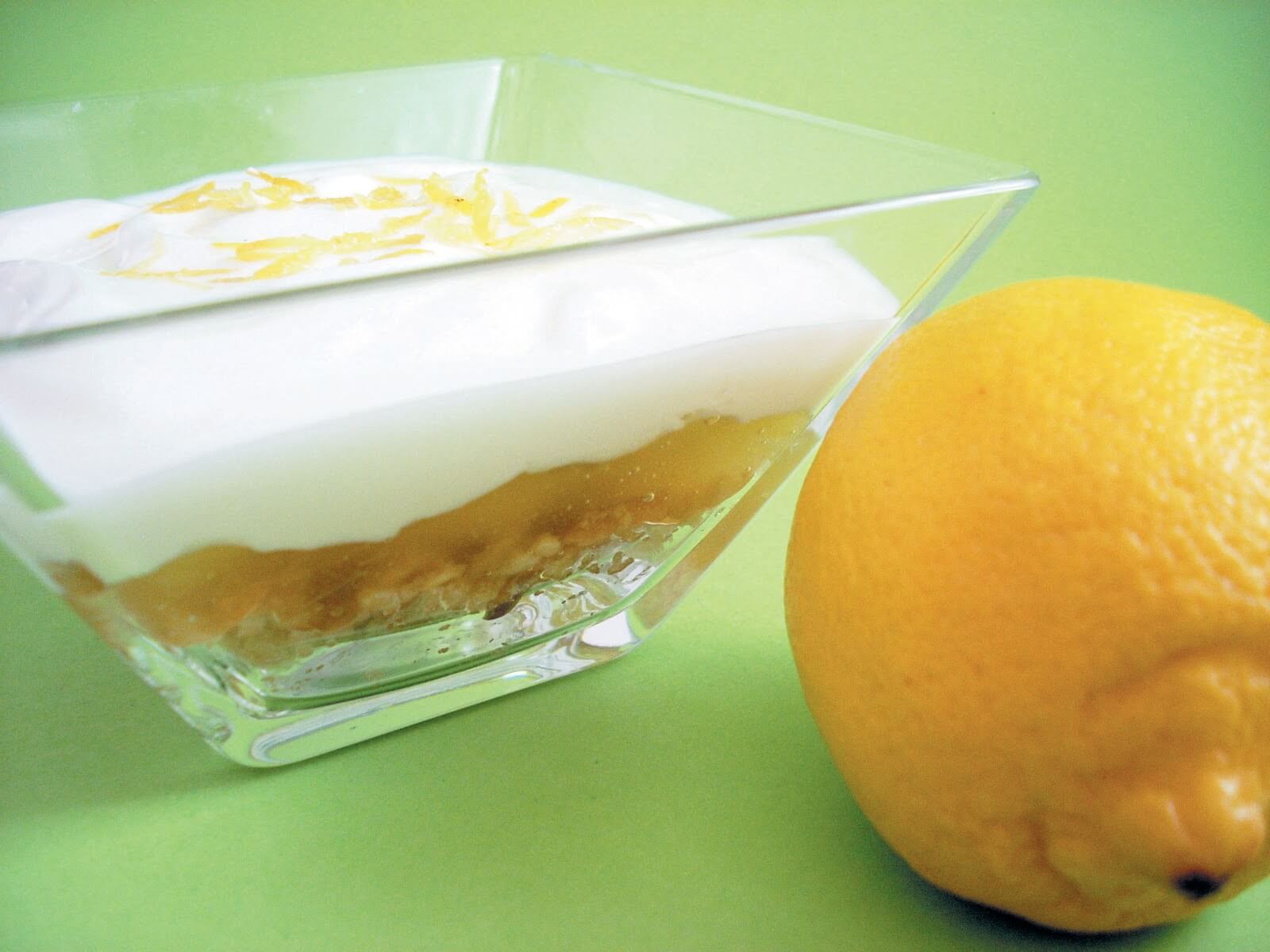 Here is some lemon beside a lemon pie.