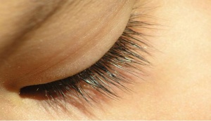 How to Grow Beautiful, Healthy Eyelashes