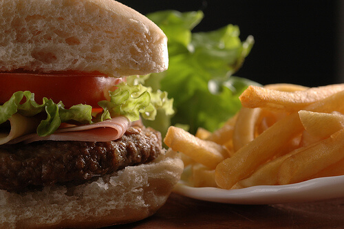 A hamburger with some fries