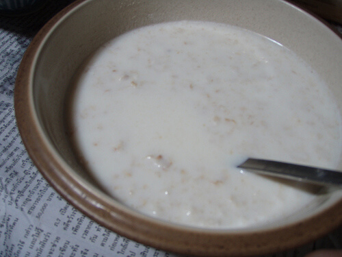 A bowl of oatmeal.