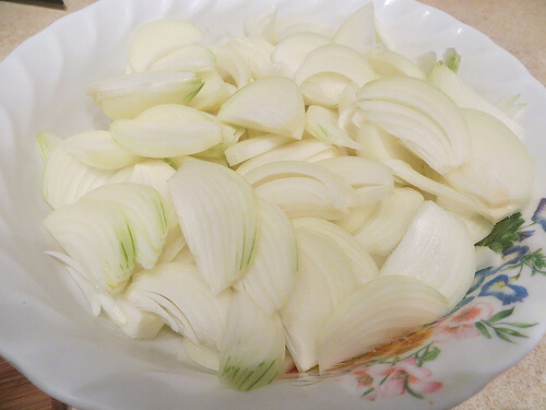 A bowl of sliced onions