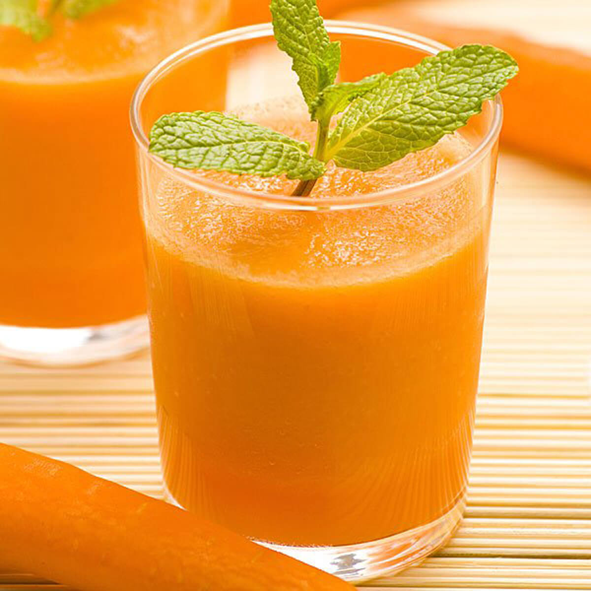 Carrot and mint juice for a sore throat