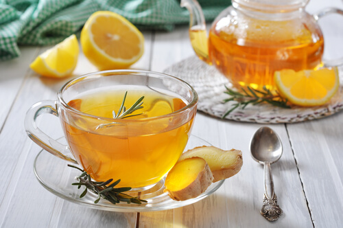 Ginger, cinnamon and lemon infusion to soothe a sore throat