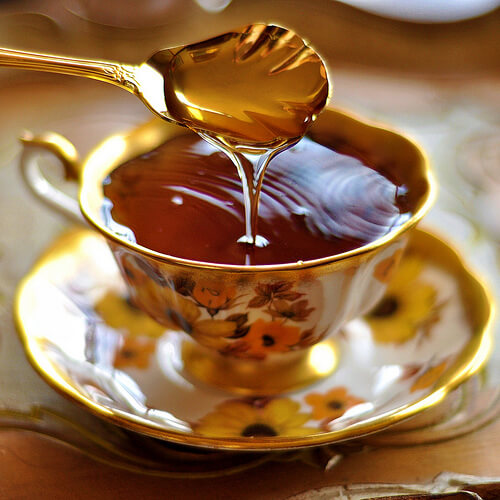 Lemon and apple cider vinegar infusion to soothe a sore throat
