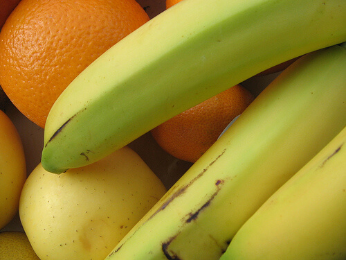 Bananas and oranges are among the lowest calorie fruit