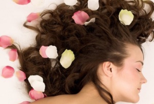 How to Naturally Perfume Your Hair