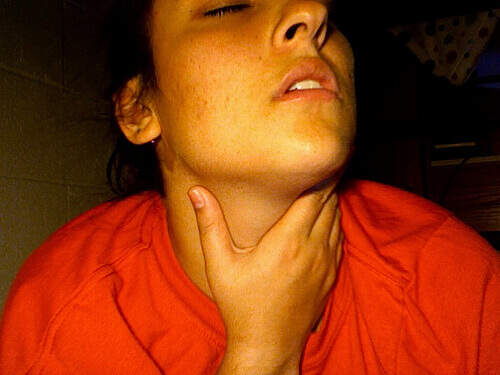 Throat pain remedies for dysphonia symptoms