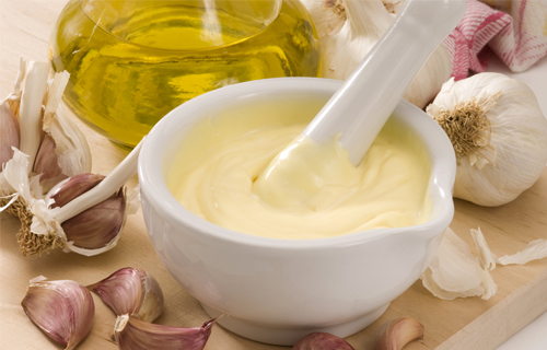 Make your hair shine with a mayonnaise treatment.