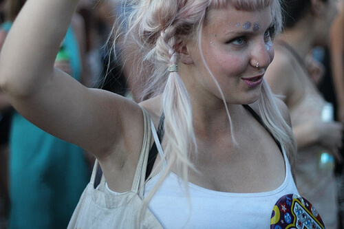 blonde girl who did underarm bleaching at a concert