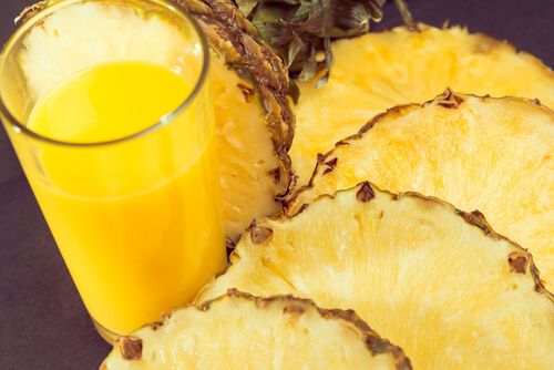 Pineapple juice and pineapple slices