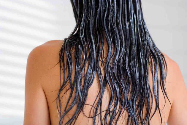A woman who applied a hair mask.
