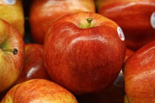Some red apples