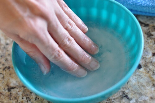 White vinegar to whiten nails