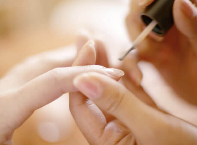 Shiny nails because of toothpaste
