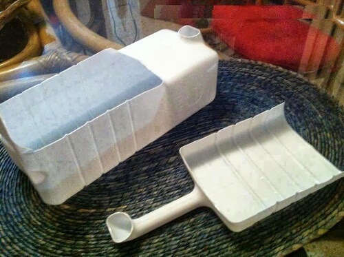 Dustpan made from a plastic bottle