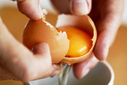 Cracking an egg open