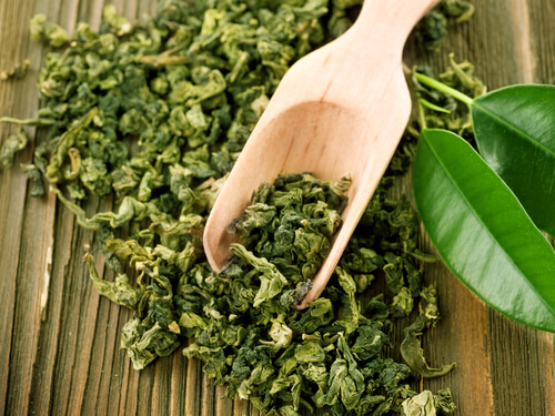 bags under your eyes Green tea leaves