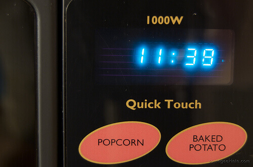 Czarny zegar mikrofalowy