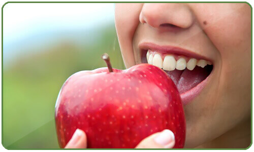 Reduce belly fat by eating apples woman eating apple