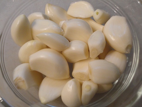 garlic in a bowl