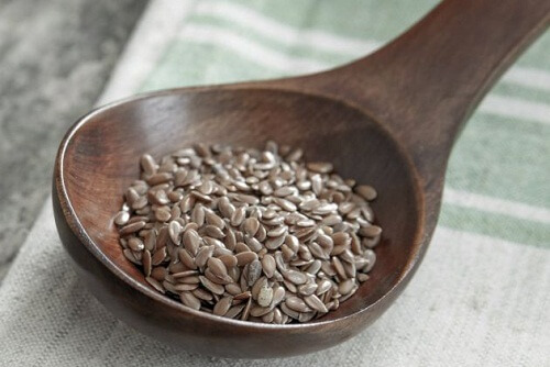 A spoon with flaxseed