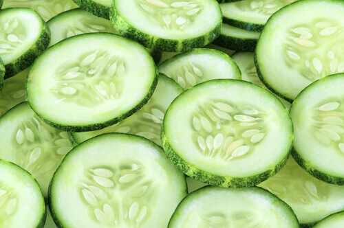 Sliced cucumber to lighten dark underarms