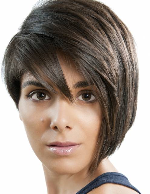 Straight, short hair style to make face look thinner