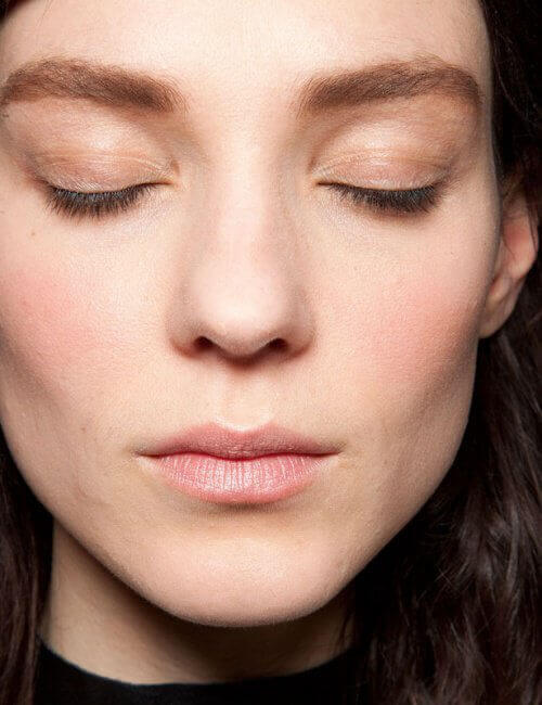 Woman with thick eyebrows to make face look thinner