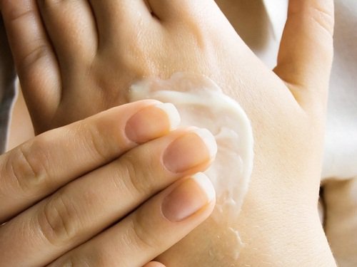 Homemade VapoRub hand-cream