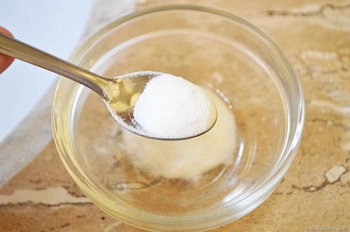 A bowl of baking soda.