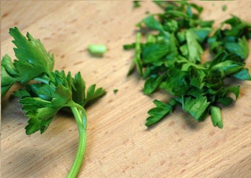 Parsley is a good natural remedy for black spots and freckles