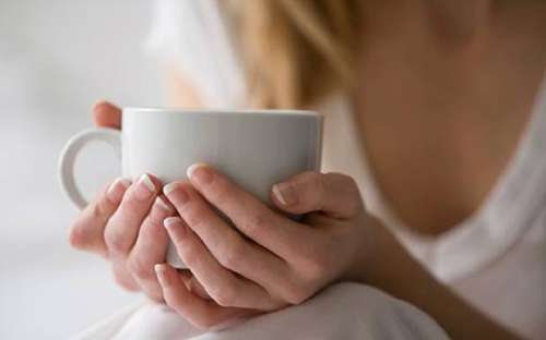 Жена държи чаша чай