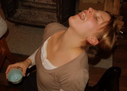 gargara yapan kadın boğaz enfeksiyonları tedavi