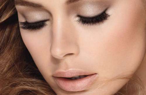 Woman wearing a nude lipstick