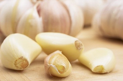 Should You Eat Garlic on an Empty Stomach?