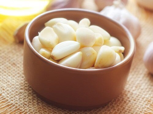 Garlic cloves in a bowl