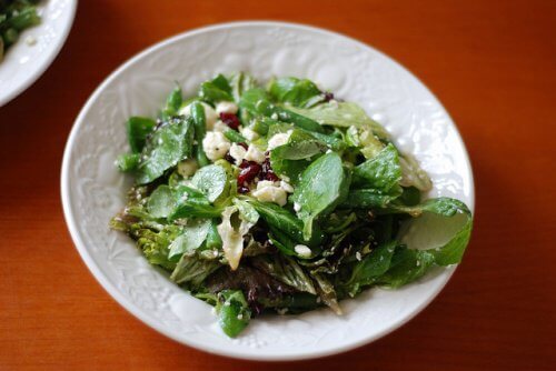 Goat cheese and spinach salad