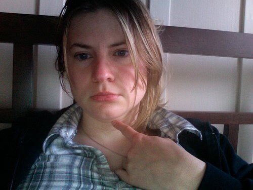 Boğazını işaret eden hasta kadın