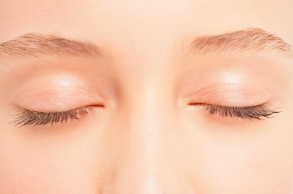 How to Prepare a Homemade Eyelid Firming Cream