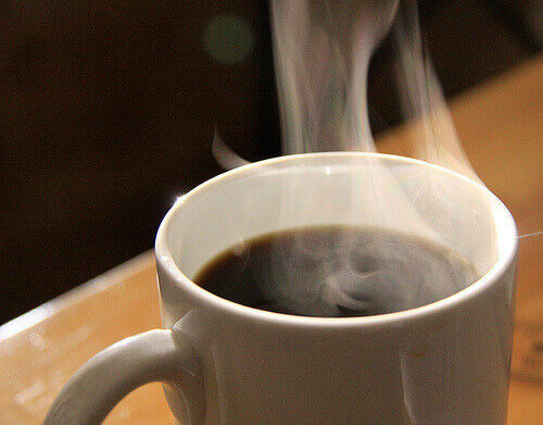 Steaming cup of coffee: is it related to hunger?